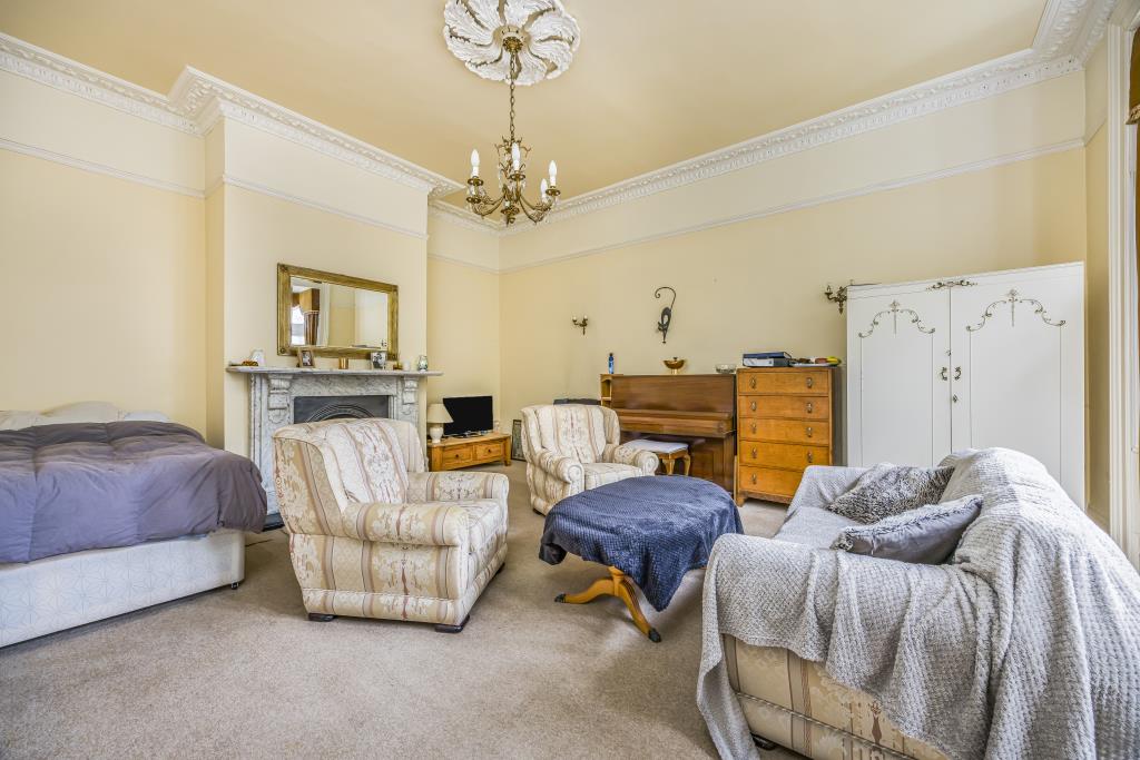 Lot: 101 - SUBSTANTIAL SEMI-DETACHED VICTORIAN DWELLING WITH ADDITIONAL INVESTMENT INCOME - Living room of ground floor flat